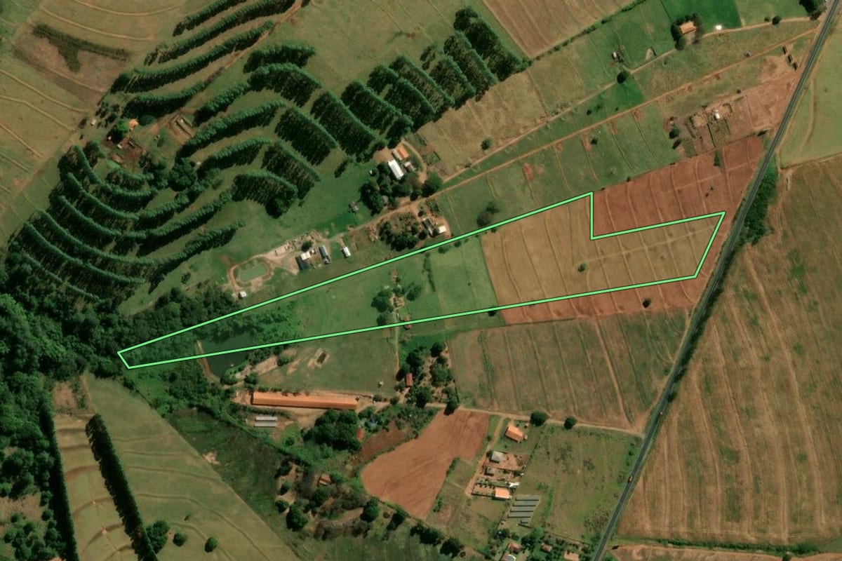 Imagem de satélite do imóvel rural em Cianorte (PR), com o contorno declarado no CAR desenhado por cima.
