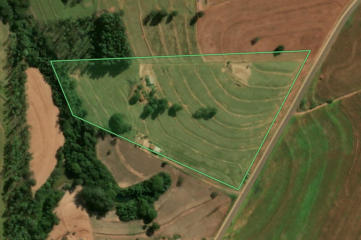 Imagem de satélite do imóvel rural em Cianorte (PR), com o contorno declarado no CAR desenhado por cima.