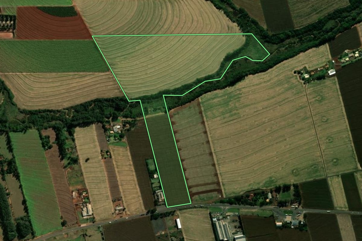 Imagem de satélite do imóvel rural em Cianorte (PR), com o contorno declarado no CAR desenhado por cima.