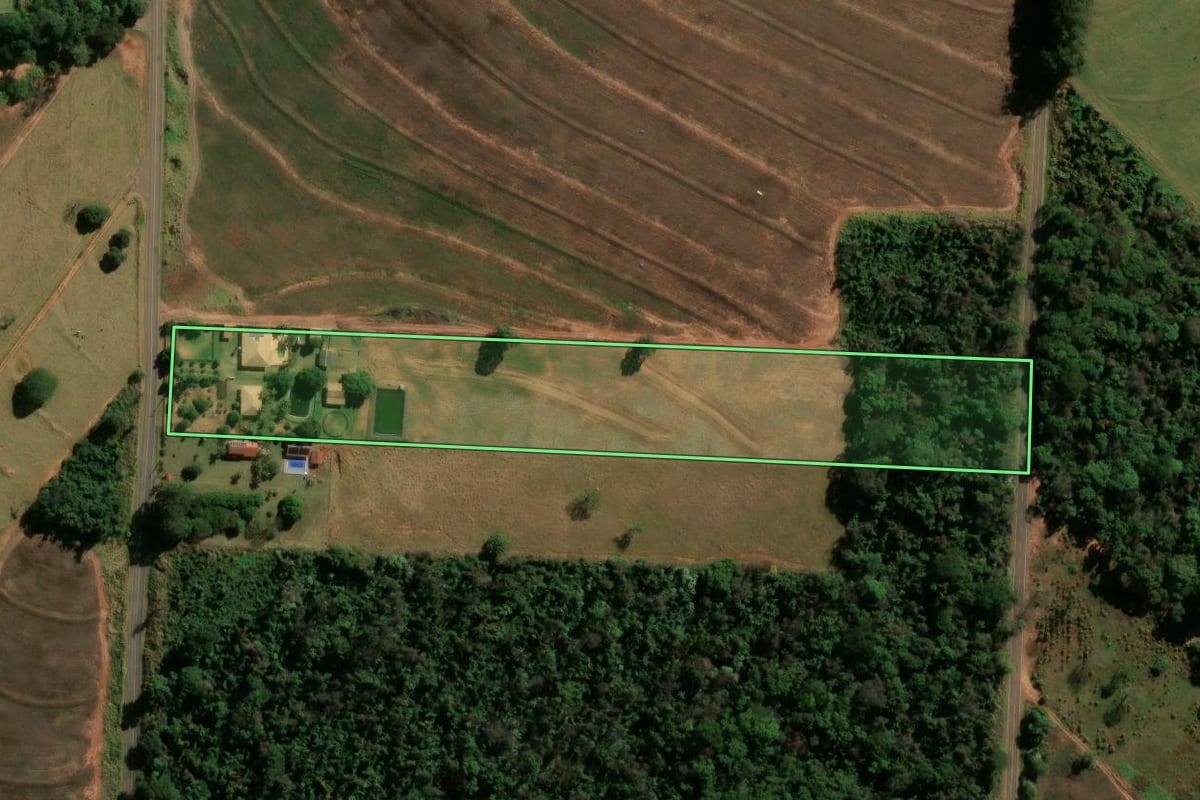 Imagem de satélite do imóvel rural em Cianorte (PR), com o contorno declarado no CAR desenhado por cima.