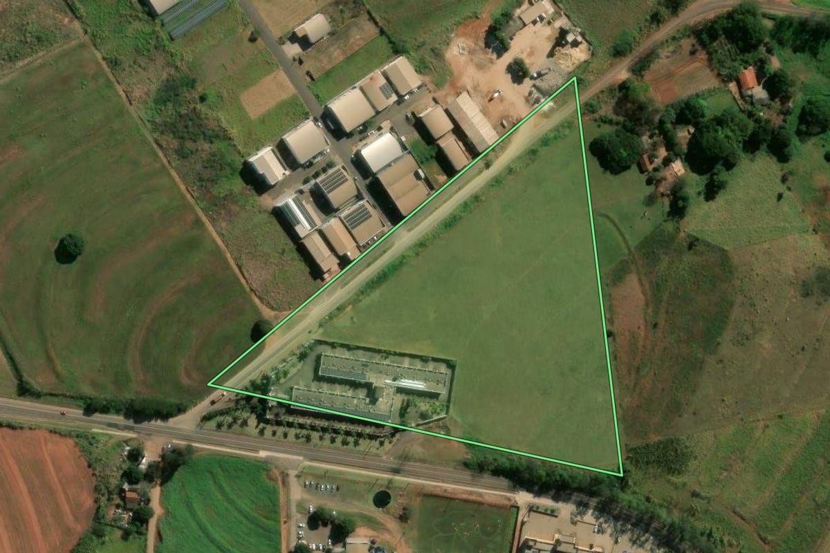 Imagem de satélite do imóvel rural em Cianorte (PR), com o contorno declarado no CAR desenhado por cima.