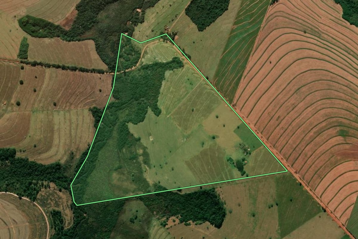Imagem de satélite do imóvel rural em Cianorte (PR), com o contorno declarado no CAR desenhado por cima.