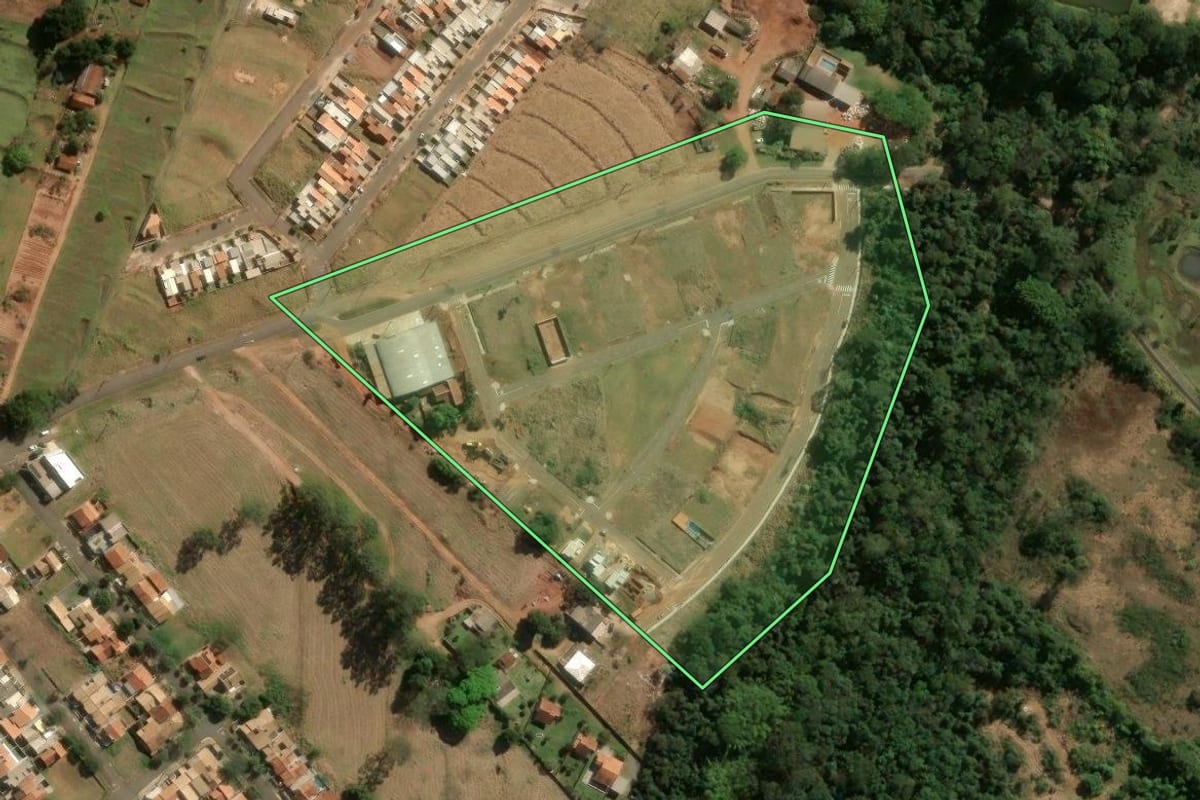 Imagem de satélite do imóvel rural em Cianorte (PR), com o contorno declarado no CAR desenhado por cima.