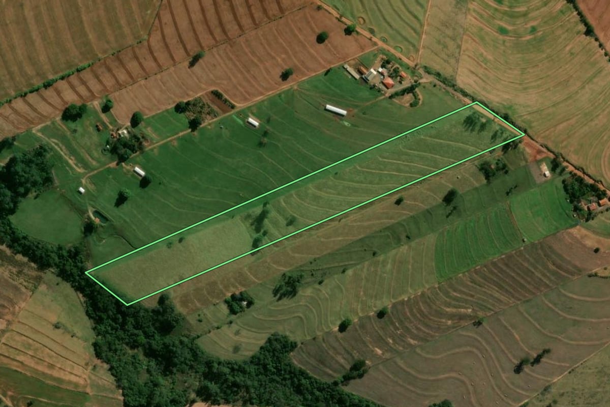 Imagem de satélite do imóvel rural em Cianorte (PR), com o contorno declarado no CAR desenhado por cima.