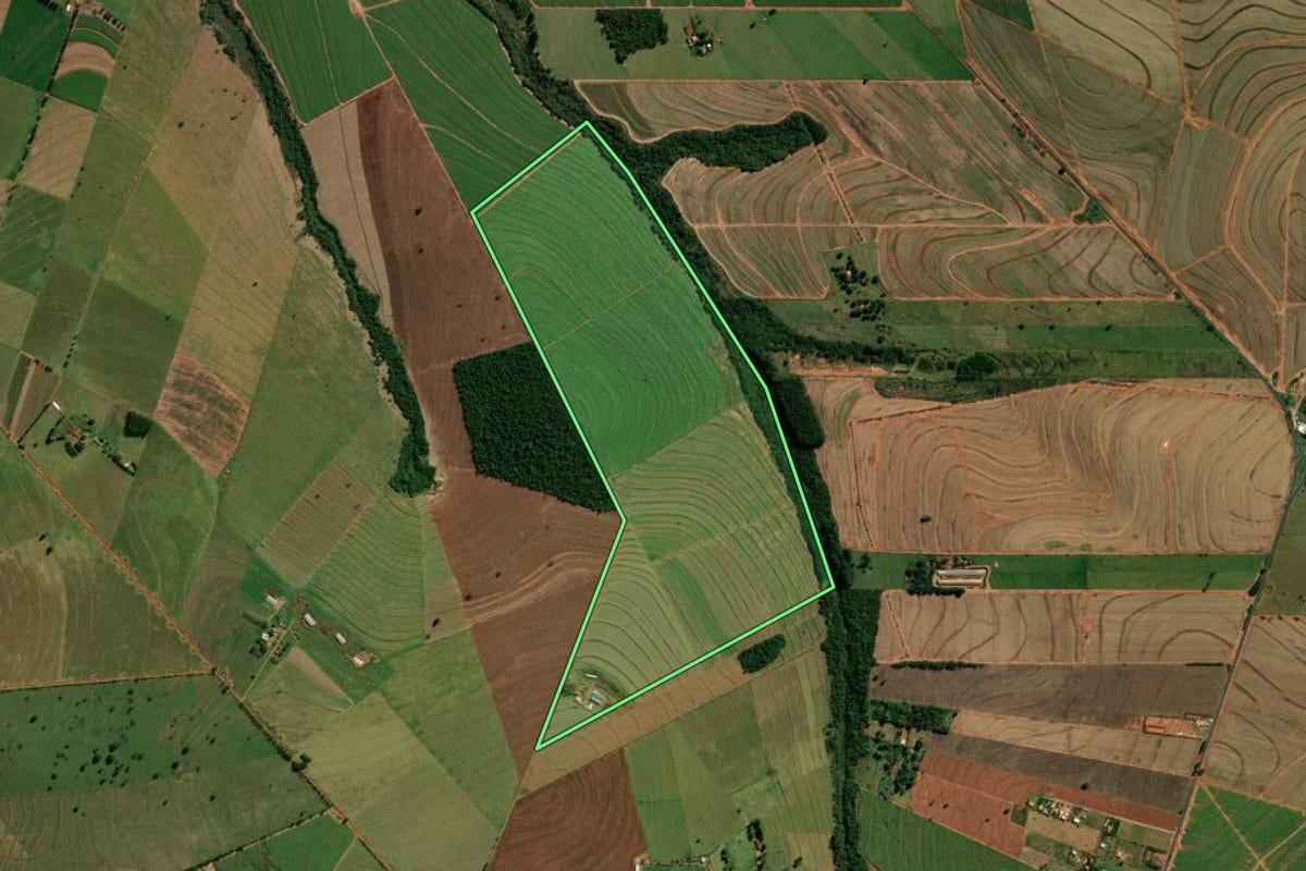 Imagem de satélite do imóvel rural em Cianorte (PR), com o contorno declarado no CAR desenhado por cima.