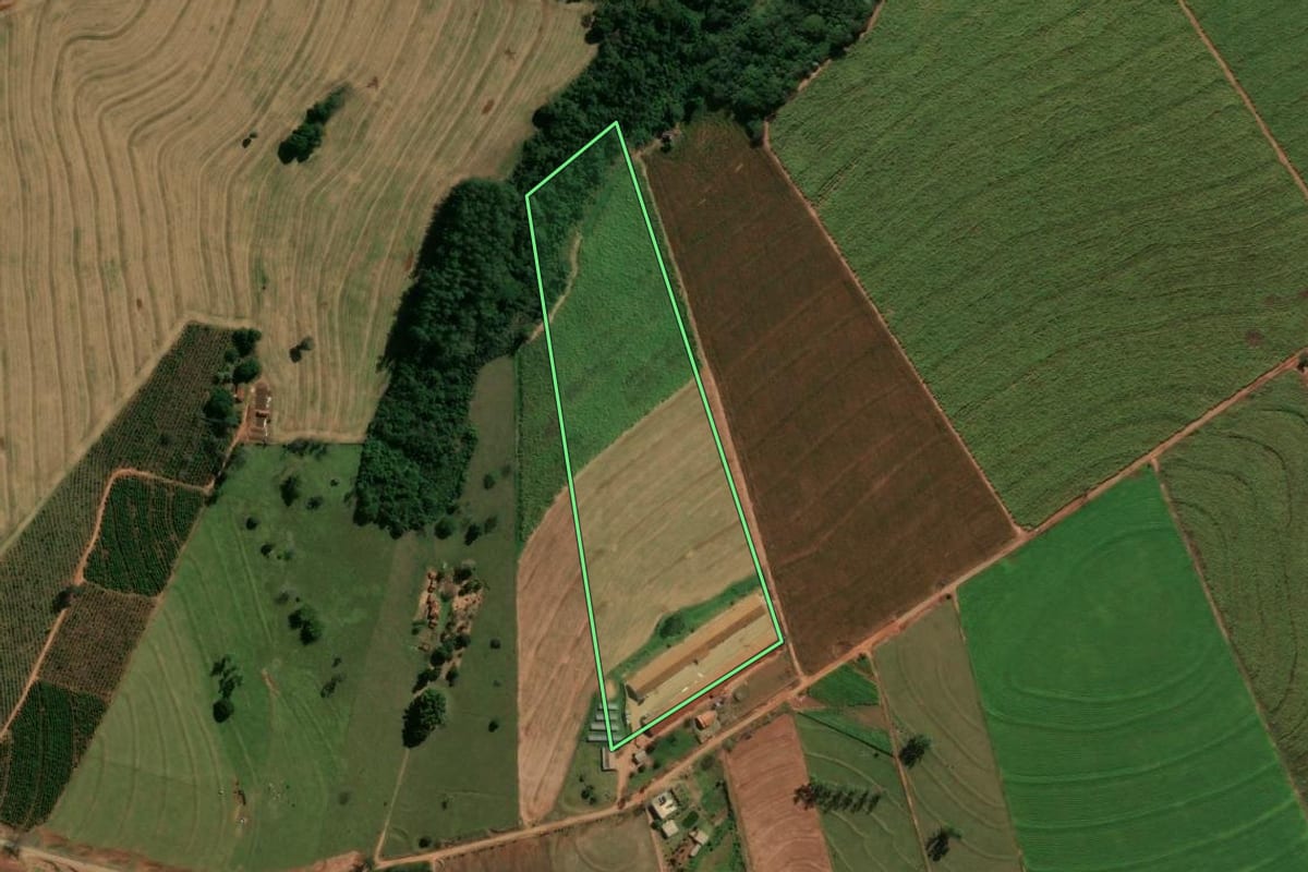Imagem de satélite do imóvel rural em Cianorte (PR), com o contorno declarado no CAR desenhado por cima.