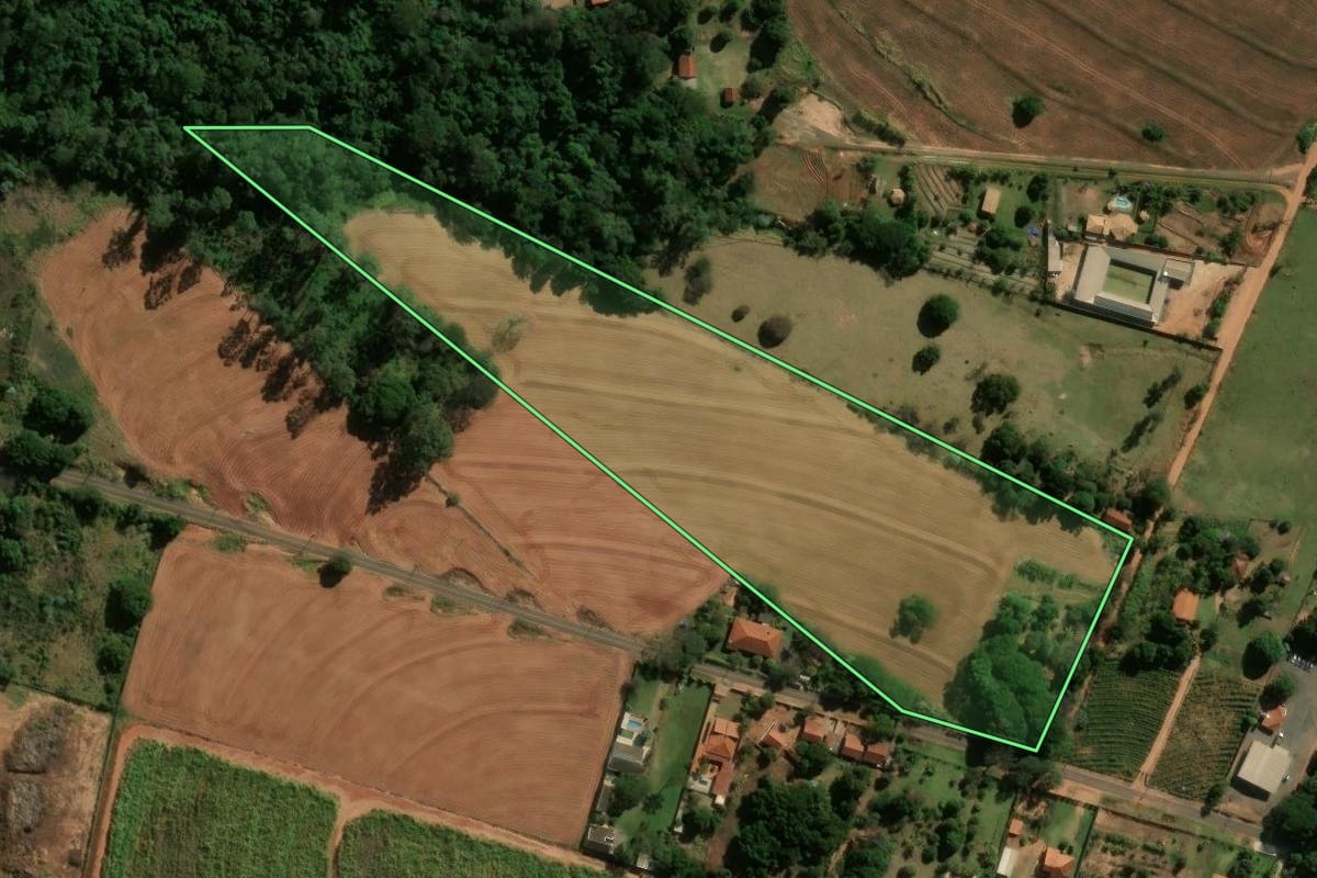 Imagem de satélite do imóvel rural em Cianorte (PR), com o contorno declarado no CAR desenhado por cima.