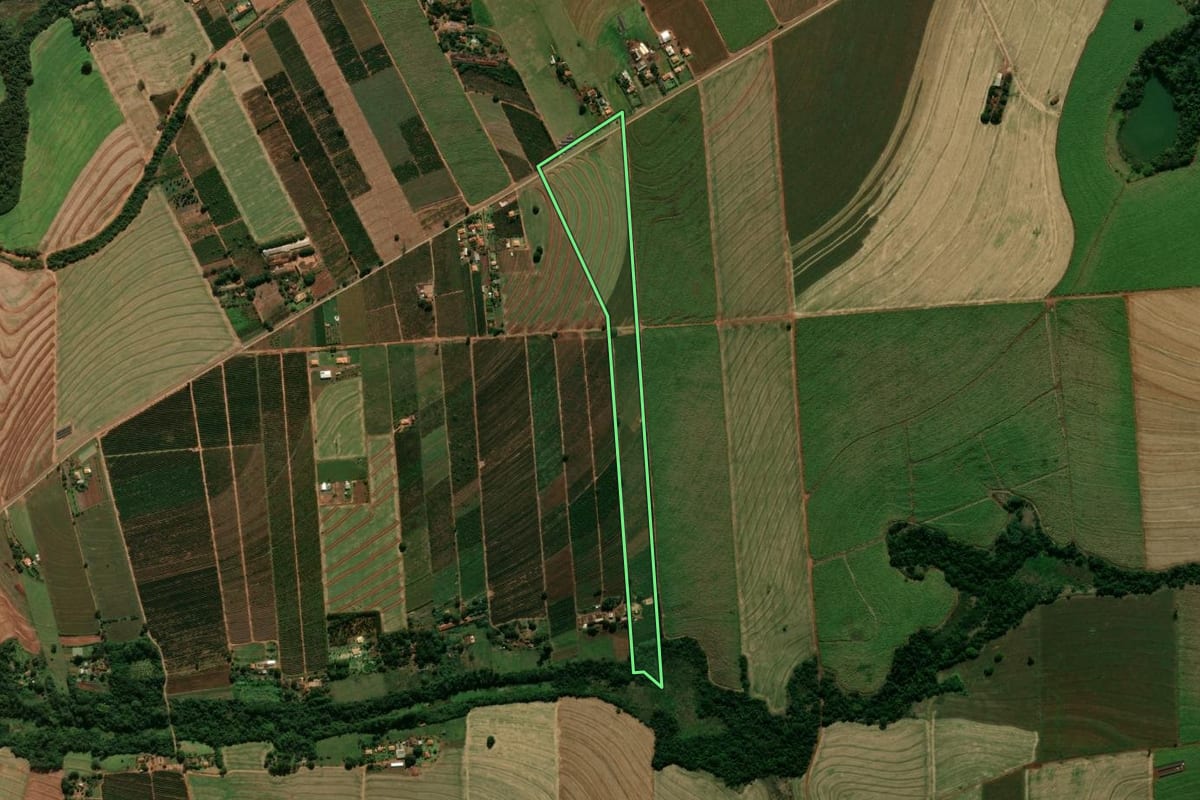 Imagem de satélite do imóvel rural em Cianorte (PR), com o contorno declarado no CAR desenhado por cima.