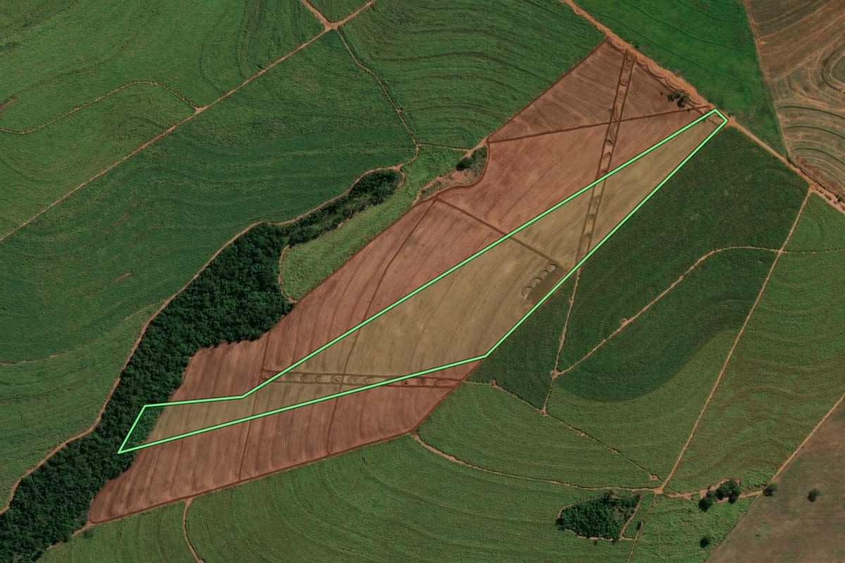Imagem de satélite do imóvel rural em Cianorte (PR), com o contorno declarado no CAR desenhado por cima.