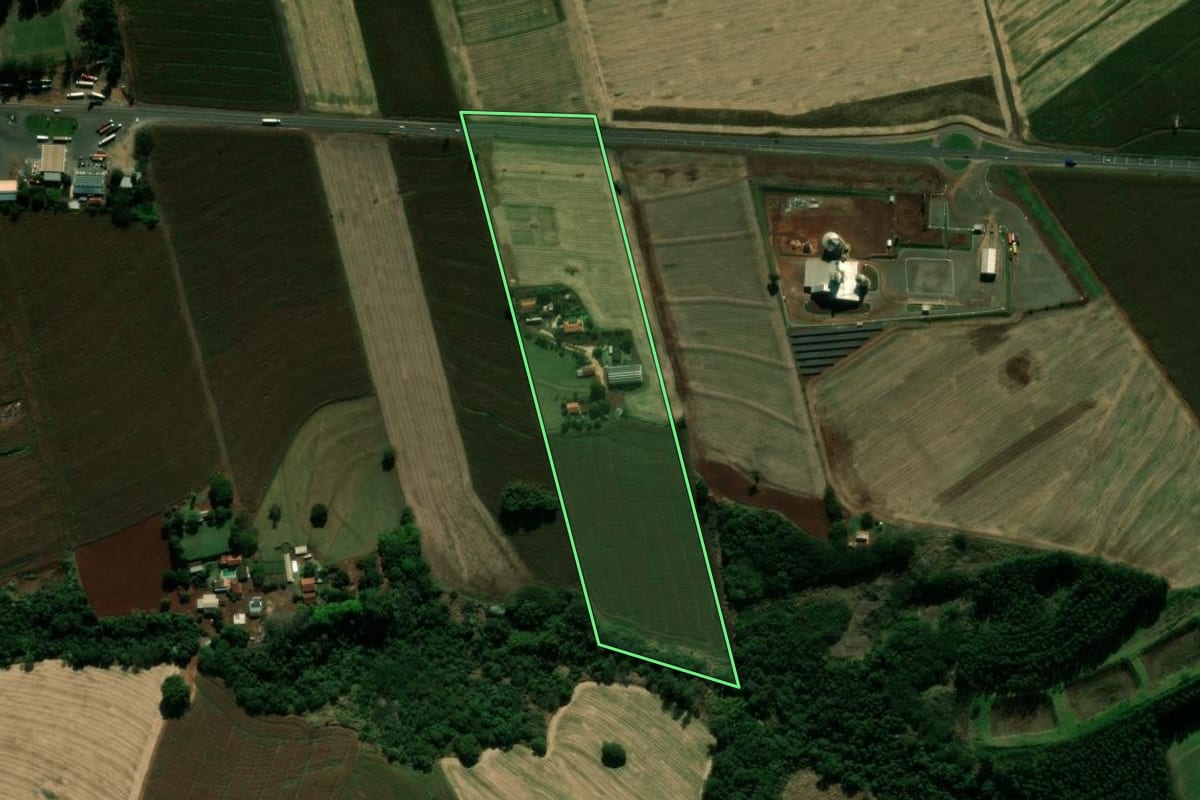 Imagem de satélite do imóvel rural em Cianorte (PR), com o contorno declarado no CAR desenhado por cima.