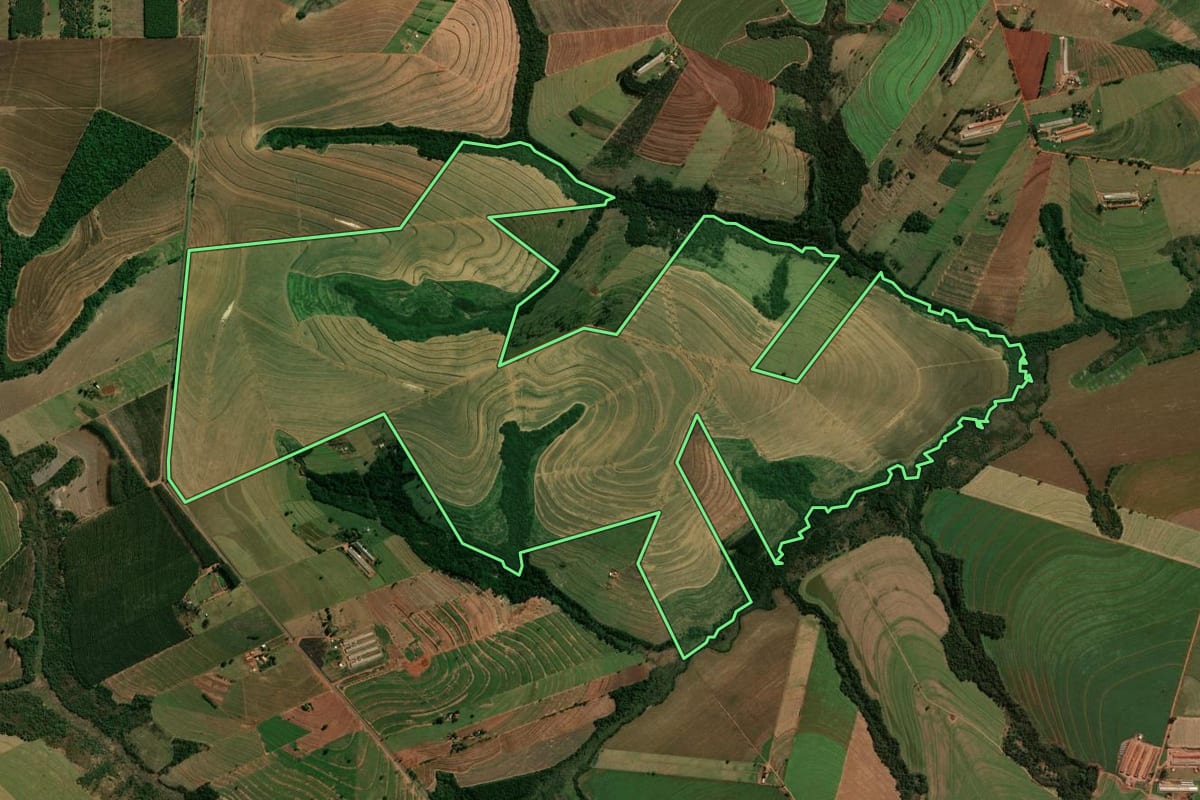 Imagem de satélite do imóvel rural em Cianorte (PR), com o contorno declarado no CAR desenhado por cima.