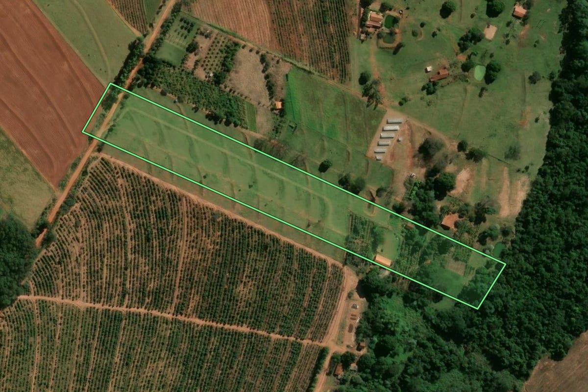 Imagem de satélite do imóvel rural em Cianorte (PR), com o contorno declarado no CAR desenhado por cima.