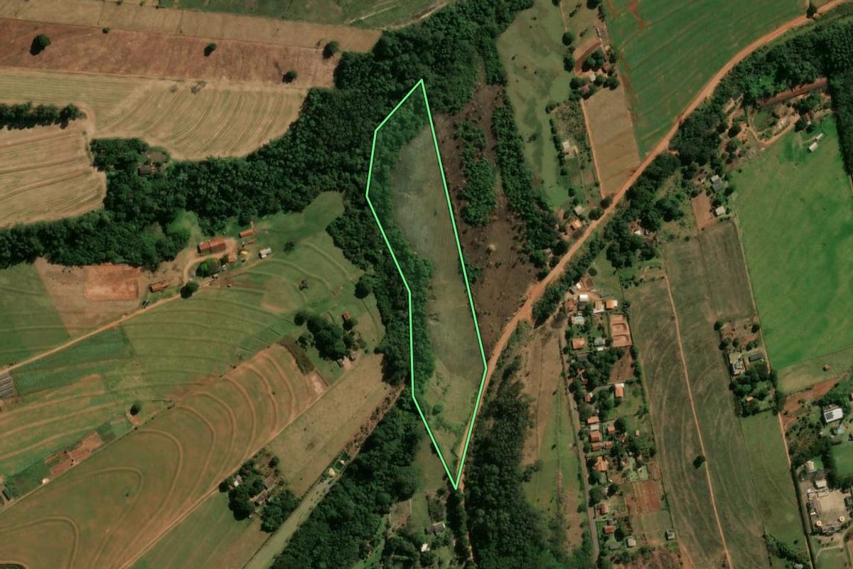 Imagem de satélite do imóvel rural em Cianorte (PR), com o contorno declarado no CAR desenhado por cima.