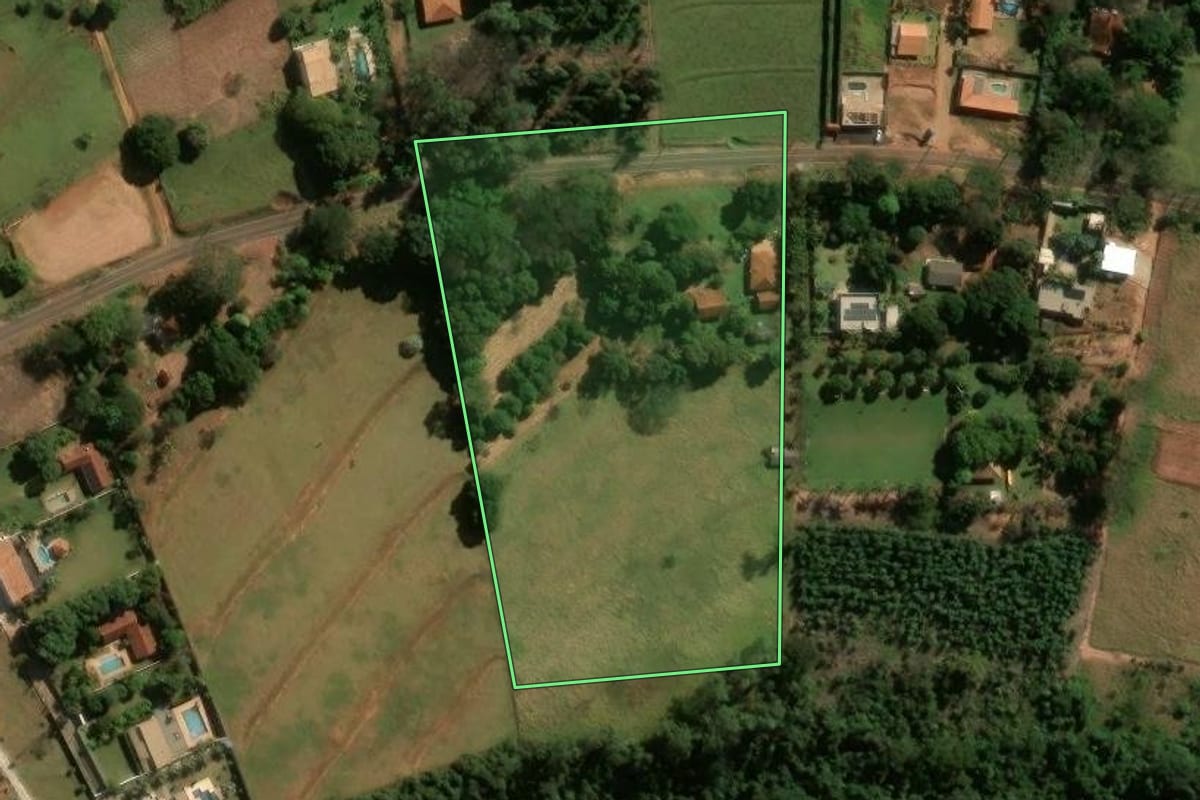 Imagem de satélite do imóvel rural em Cianorte (PR), com o contorno declarado no CAR desenhado por cima.