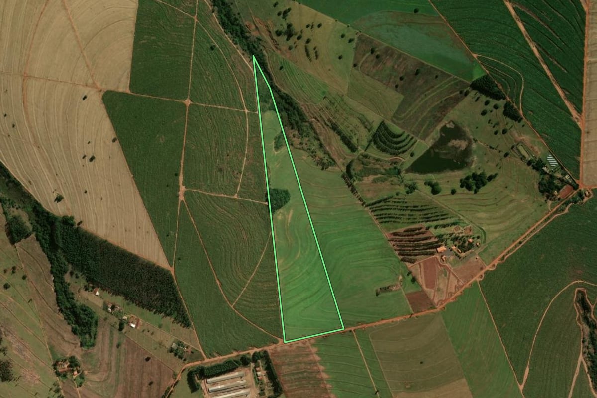 Imagem de satélite do imóvel rural em Cianorte (PR), com o contorno declarado no CAR desenhado por cima.