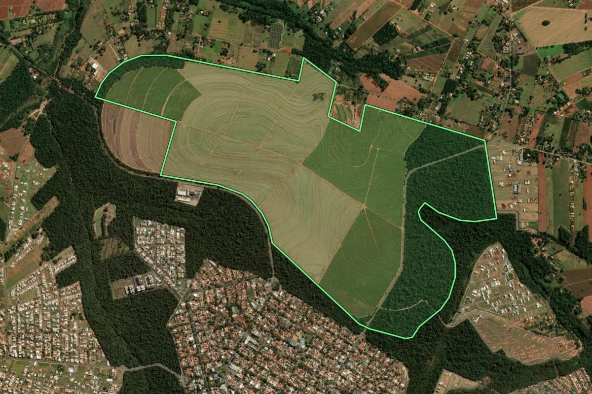 Imagem de satélite do imóvel rural em Cianorte (PR), com o contorno declarado no CAR desenhado por cima.