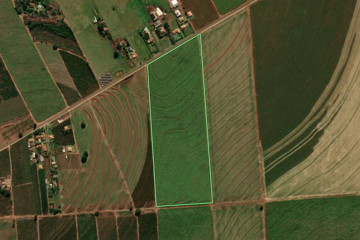 Imagem de satélite do imóvel rural em Cianorte (PR), com o contorno declarado no CAR desenhado por cima.