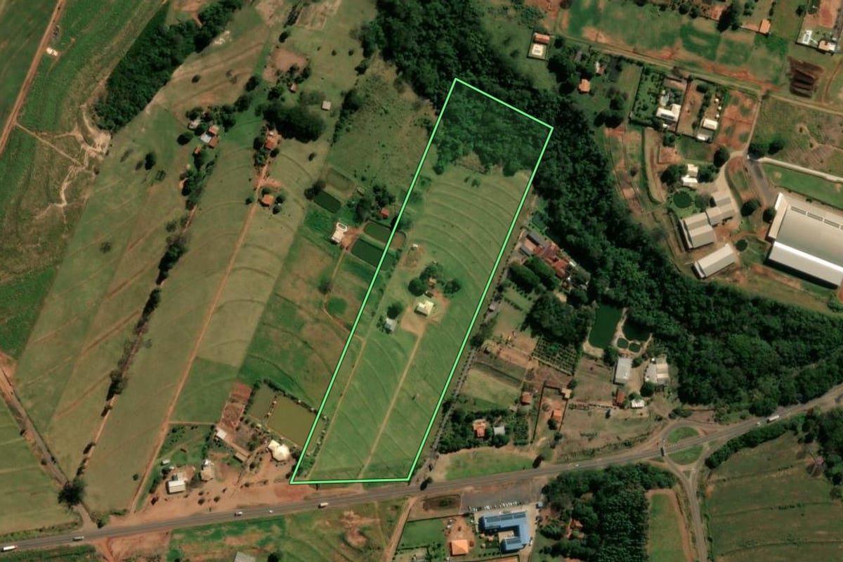 Imagem de satélite do imóvel rural em Cianorte (PR), com o contorno declarado no CAR desenhado por cima.