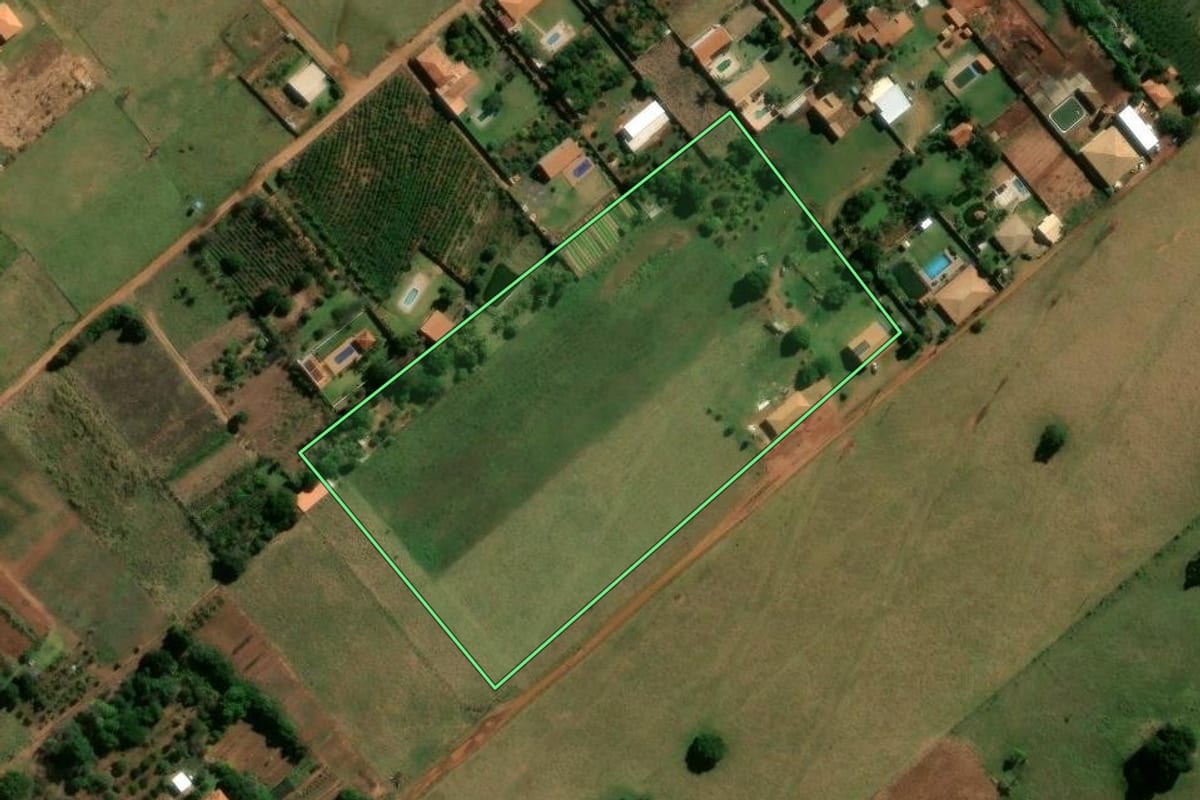 Imagem de satélite do imóvel rural em Cianorte (PR), com o contorno declarado no CAR desenhado por cima.