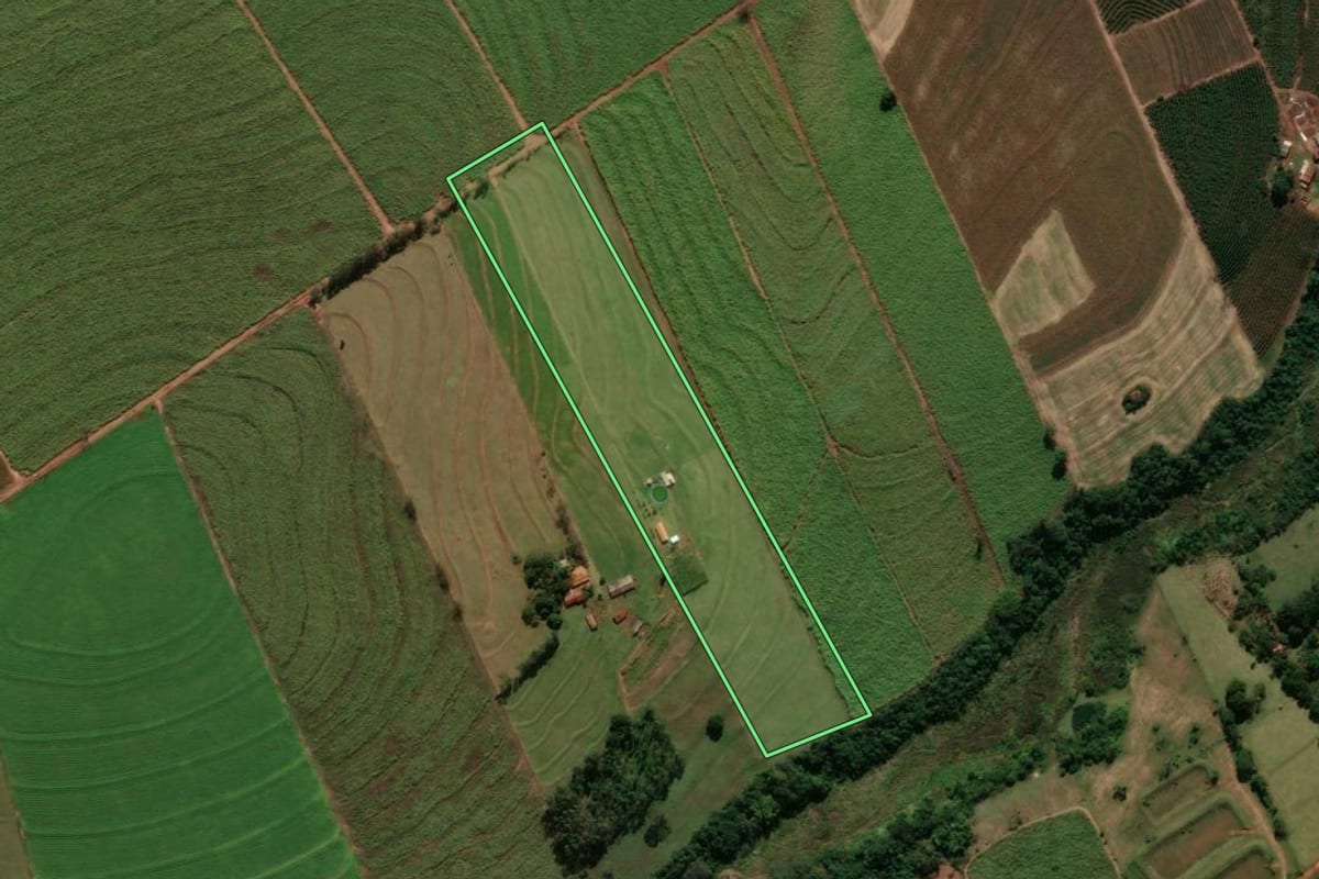Imagem de satélite do imóvel rural em Cianorte (PR), com o contorno declarado no CAR desenhado por cima.
