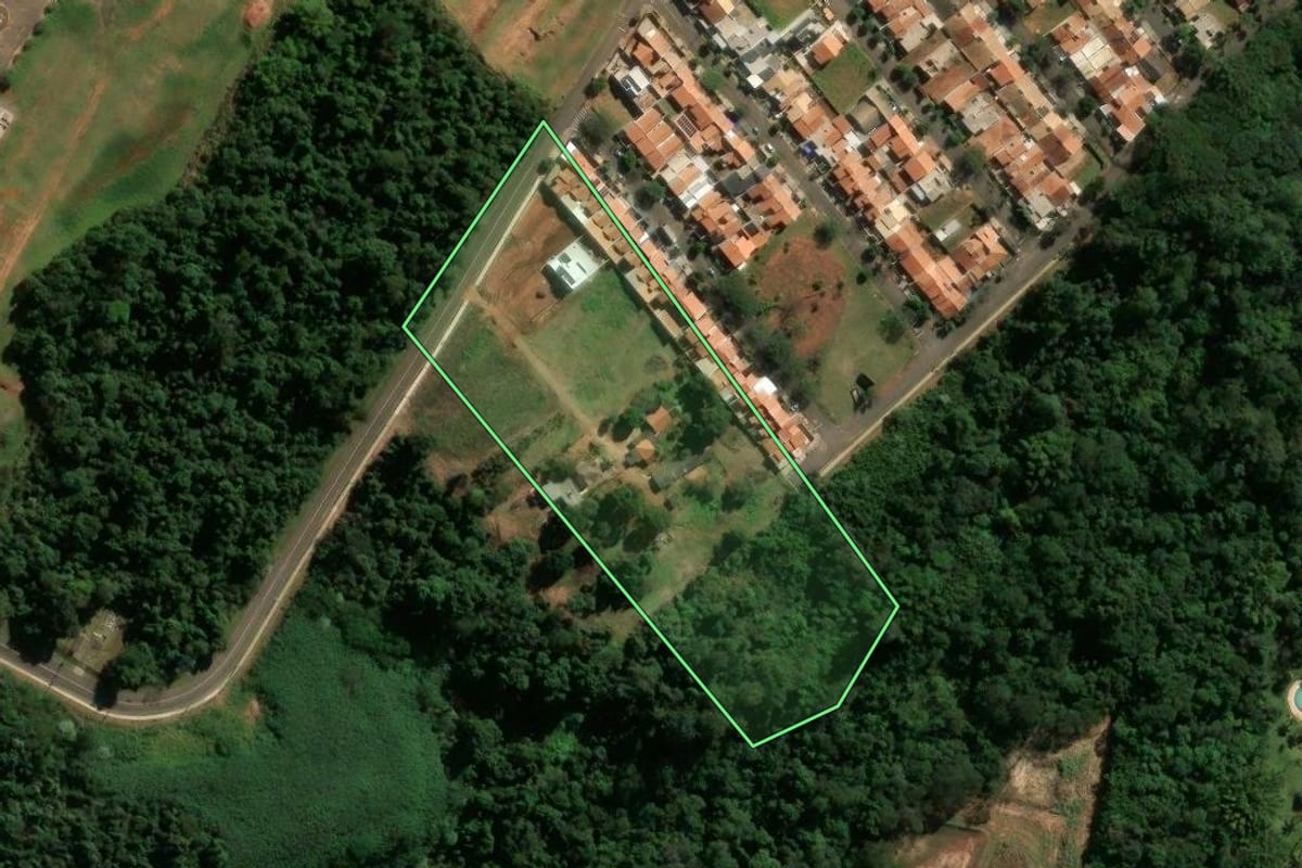 Imagem de satélite do imóvel rural em Cianorte (PR), com o contorno declarado no CAR desenhado por cima.