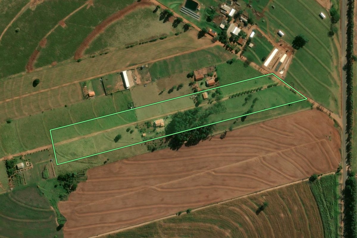 Imagem de satélite do imóvel rural em Cianorte (PR), com o contorno declarado no CAR desenhado por cima.
