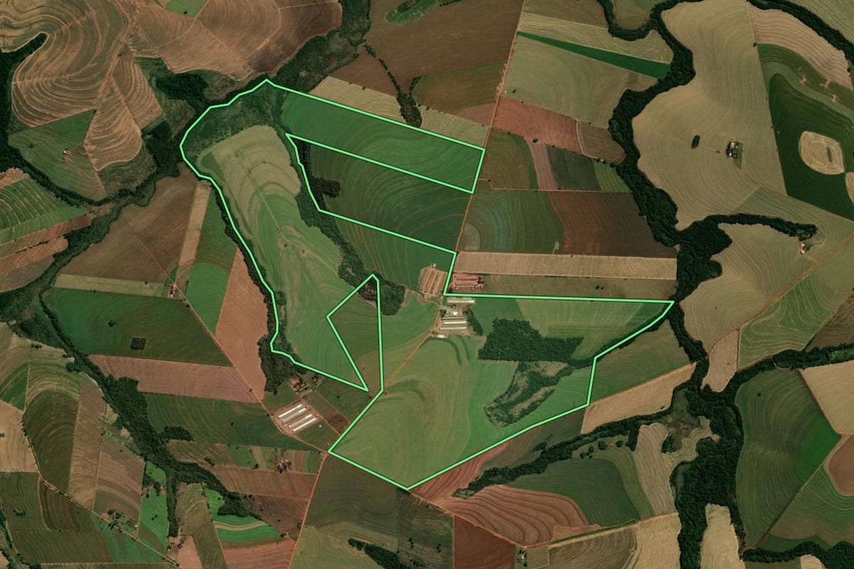 Imagem de satélite do imóvel rural em Cianorte (PR), com o contorno declarado no CAR desenhado por cima.