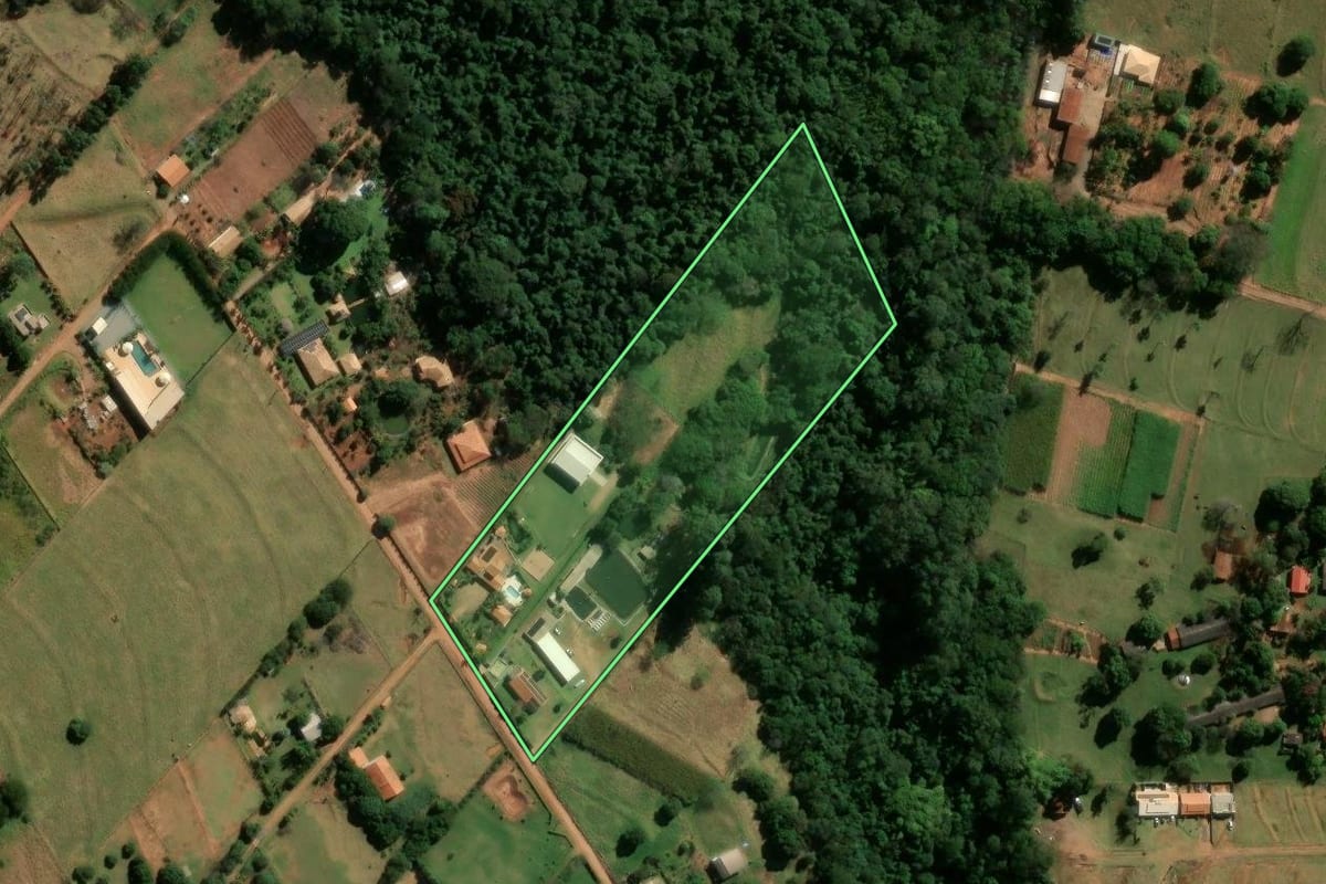 Imagem de satélite do imóvel rural em Cianorte (PR), com o contorno declarado no CAR desenhado por cima.