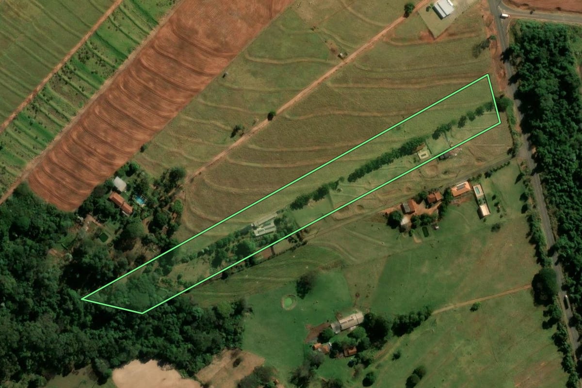 Imagem de satélite do imóvel rural em Cianorte (PR), com o contorno declarado no CAR desenhado por cima.