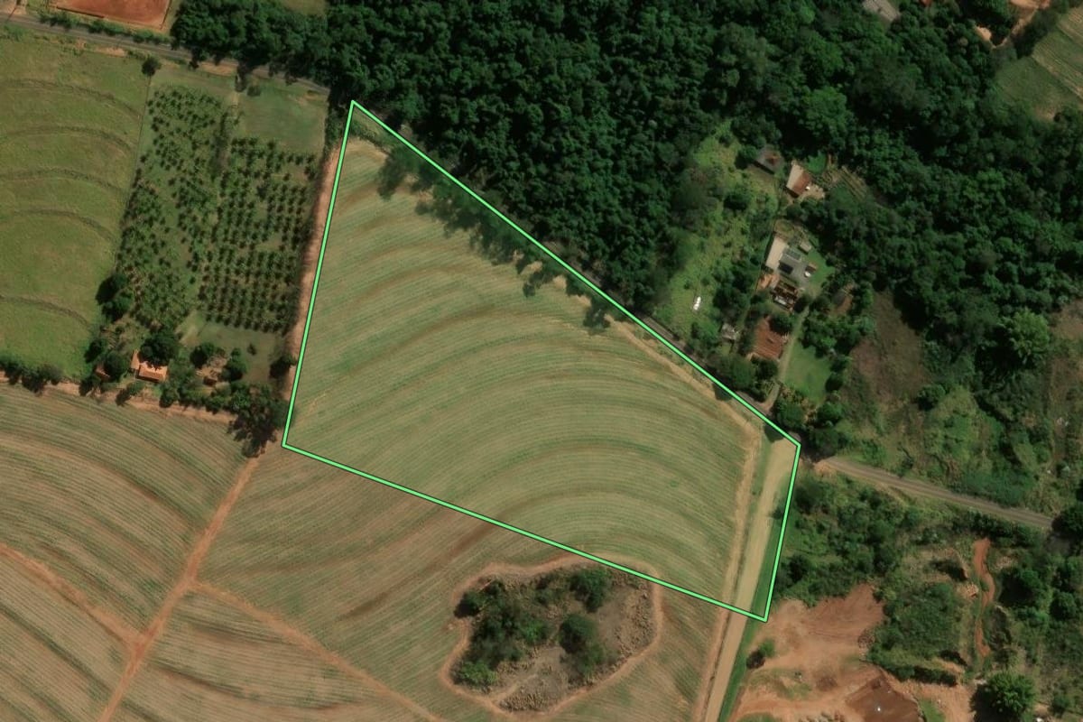Imagem de satélite do imóvel rural em Cianorte (PR), com o contorno declarado no CAR desenhado por cima.