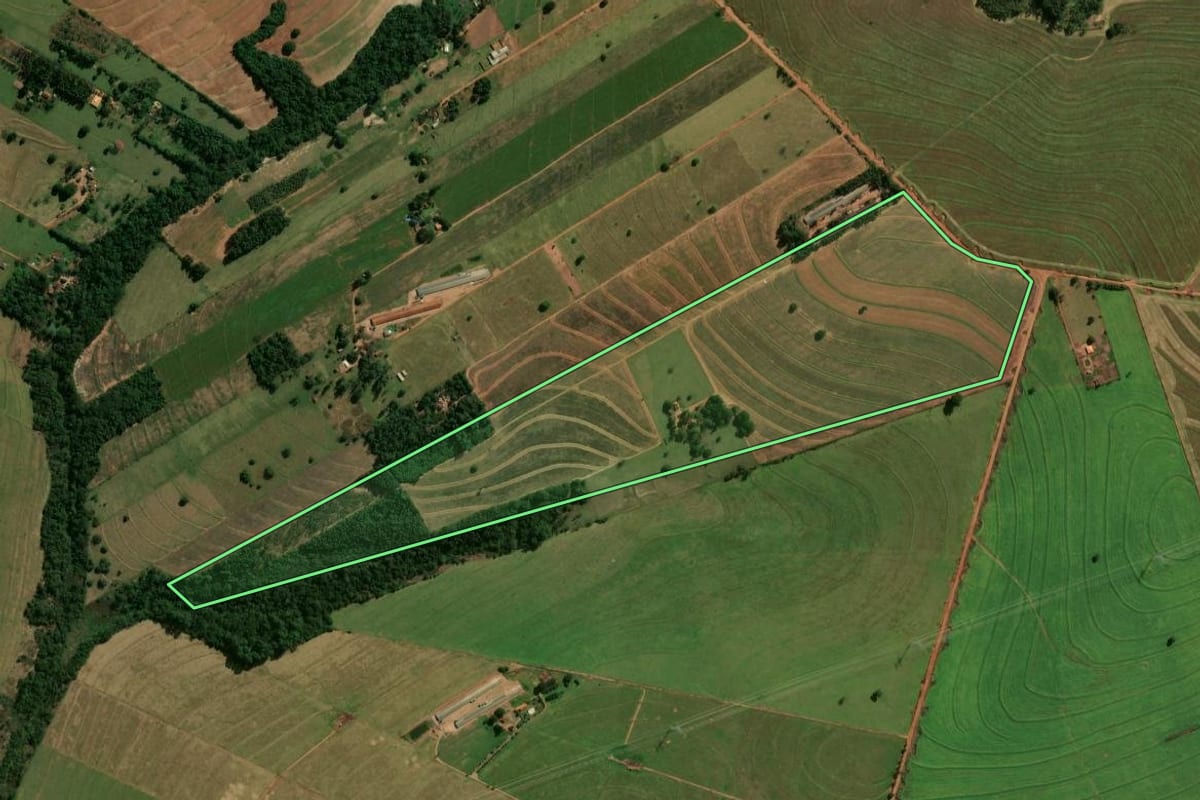 Imagem de satélite do imóvel rural em Cianorte (PR), com o contorno declarado no CAR desenhado por cima.