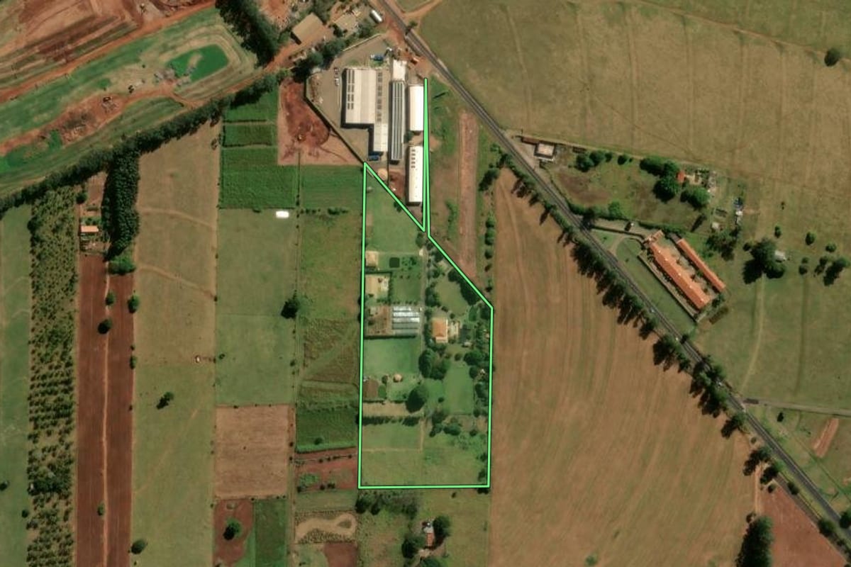 Imagem de satélite do imóvel rural em Cianorte (PR), com o contorno declarado no CAR desenhado por cima.