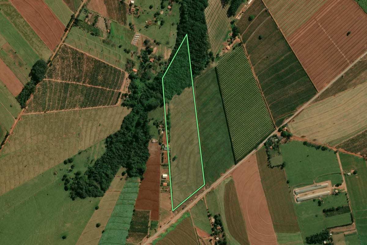 Imagem de satélite do imóvel rural em Cianorte (PR), com o contorno declarado no CAR desenhado por cima.