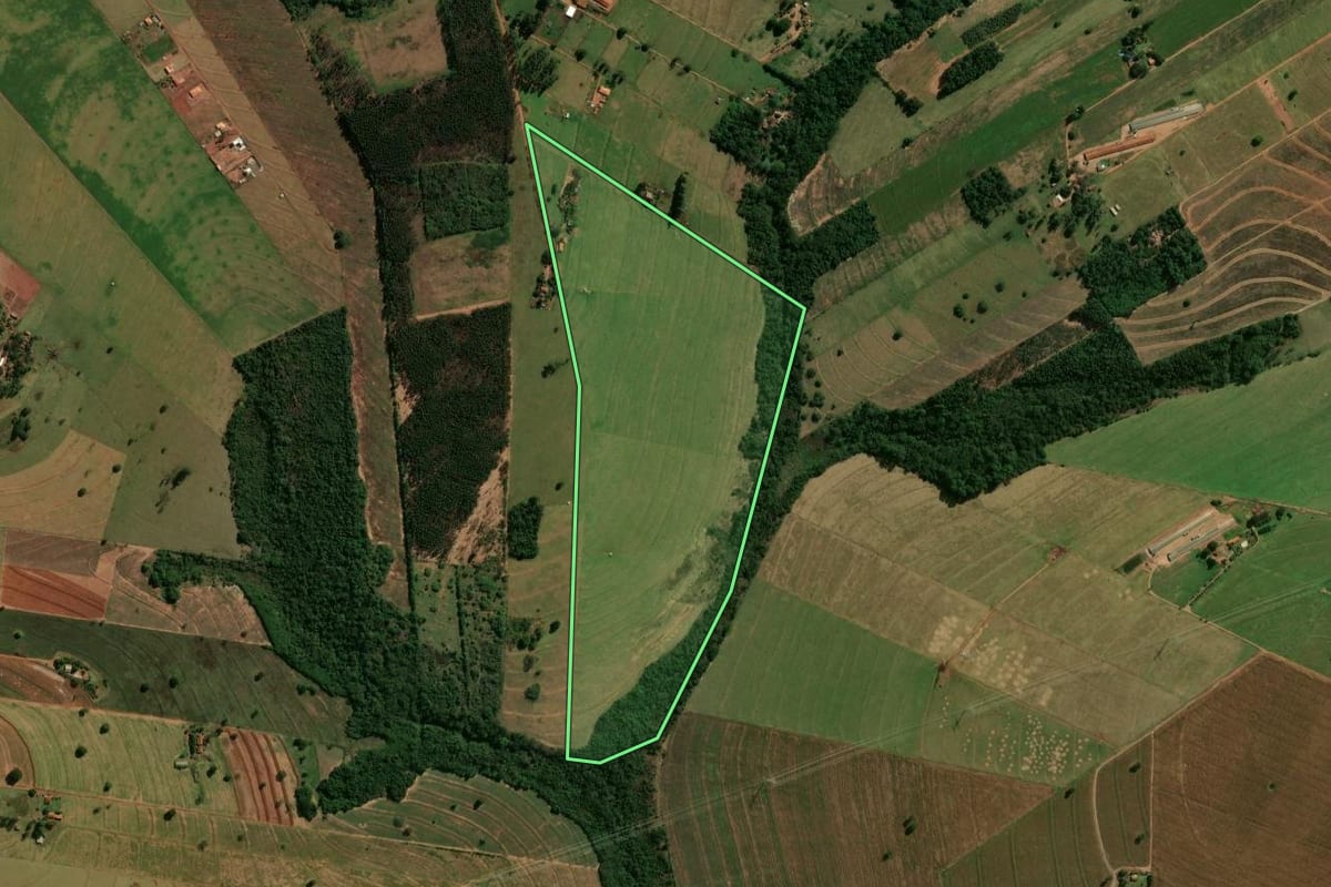 Imagem de satélite do imóvel rural em Cianorte (PR), com o contorno declarado no CAR desenhado por cima.