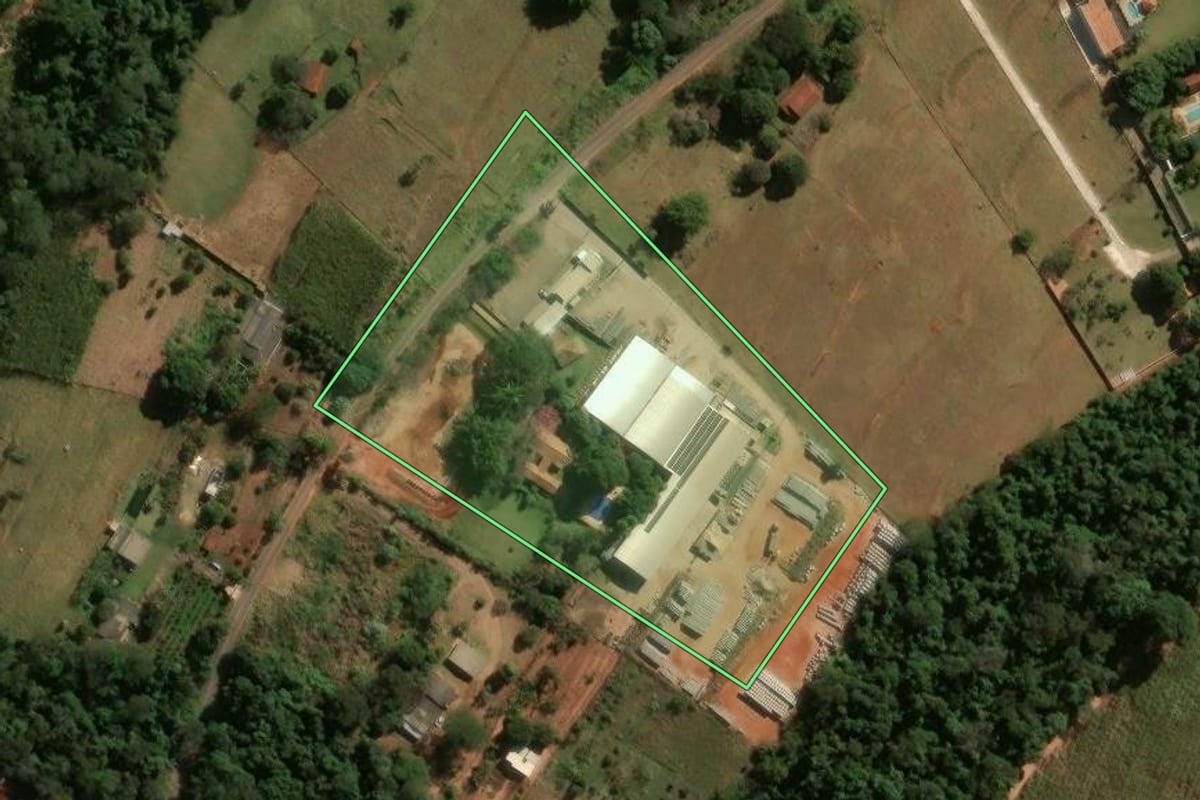 Imagem de satélite do imóvel rural em Cianorte (PR), com o contorno declarado no CAR desenhado por cima.