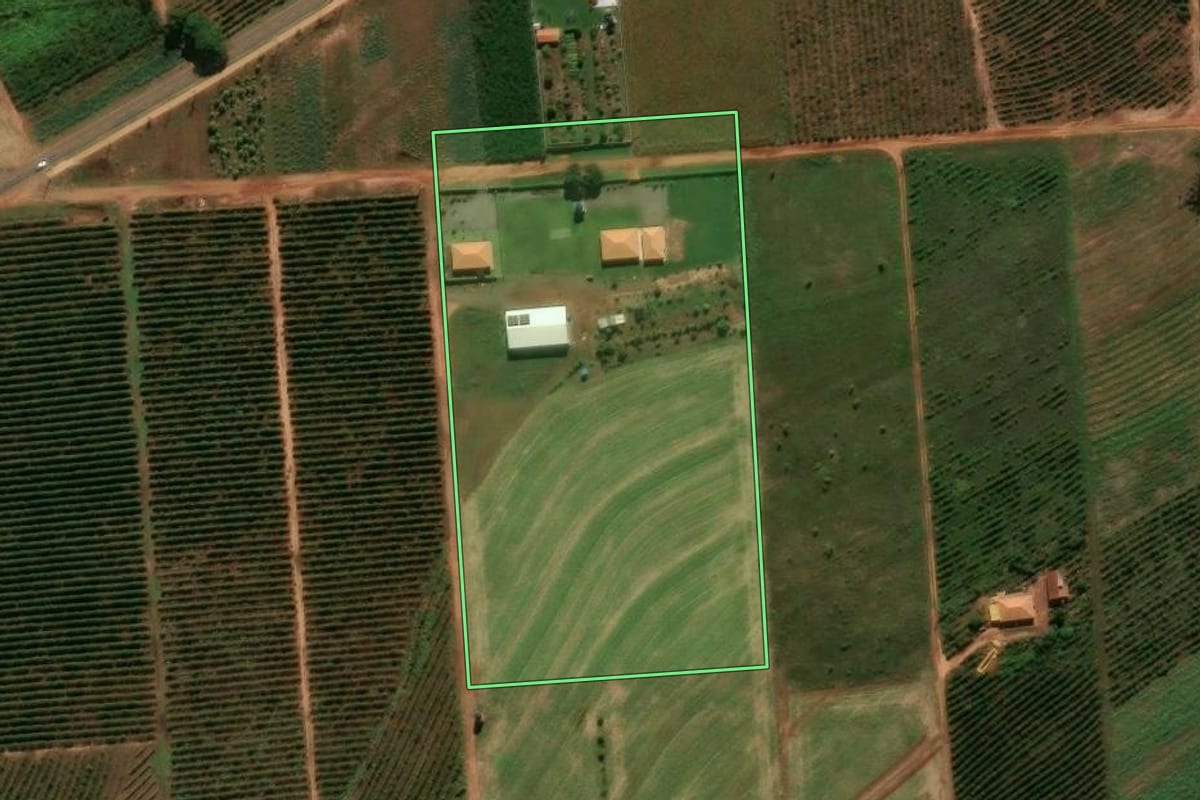 Imagem de satélite do imóvel rural em Cianorte (PR), com o contorno declarado no CAR desenhado por cima.