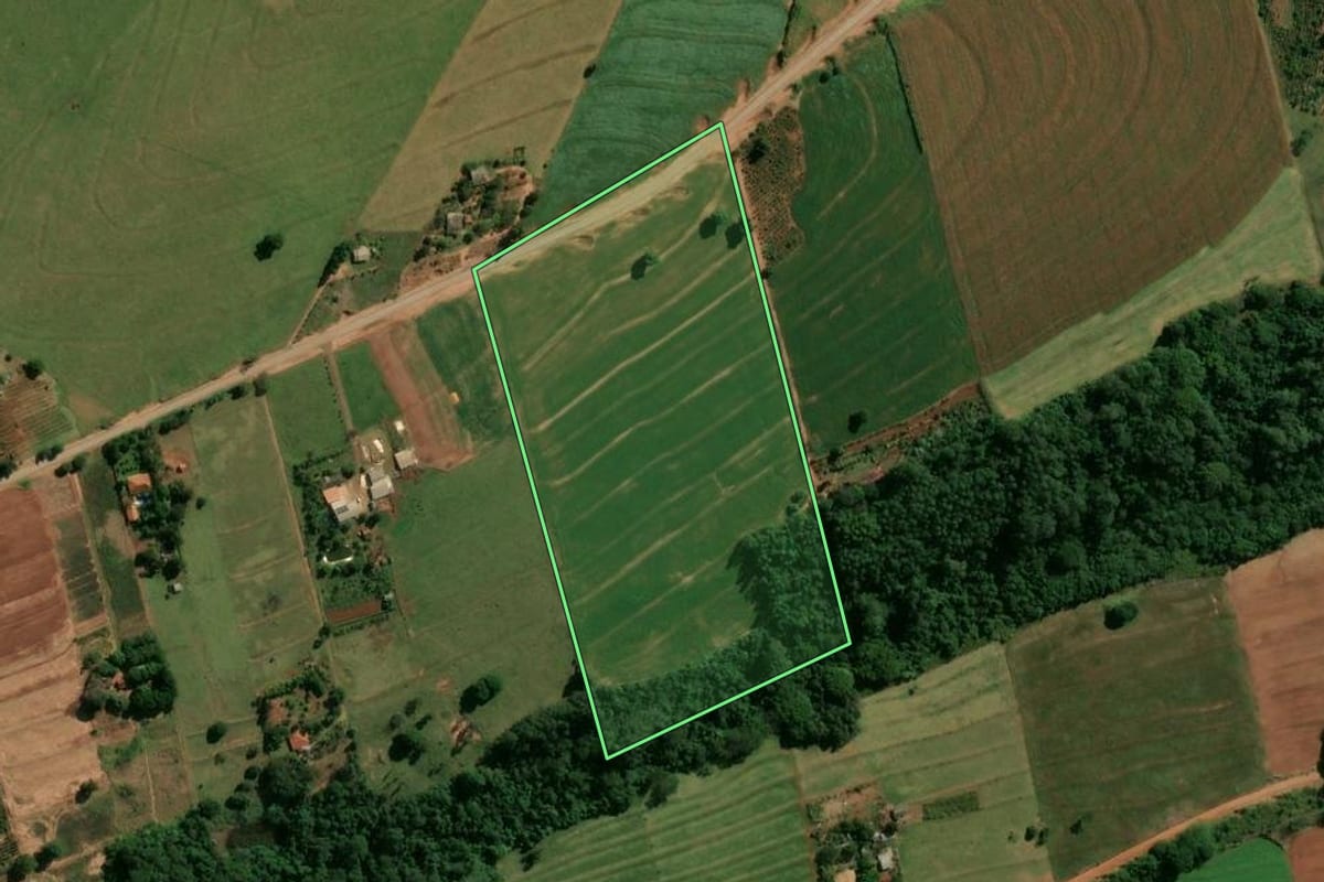 Imagem de satélite do imóvel rural em Cianorte (PR), com o contorno declarado no CAR desenhado por cima.