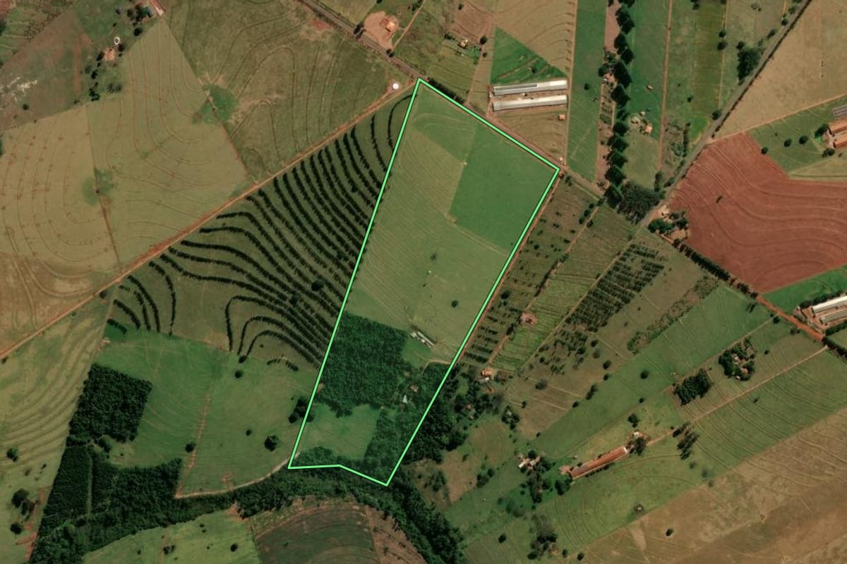 Imagem de satélite do imóvel rural em Cianorte (PR), com o contorno declarado no CAR desenhado por cima.