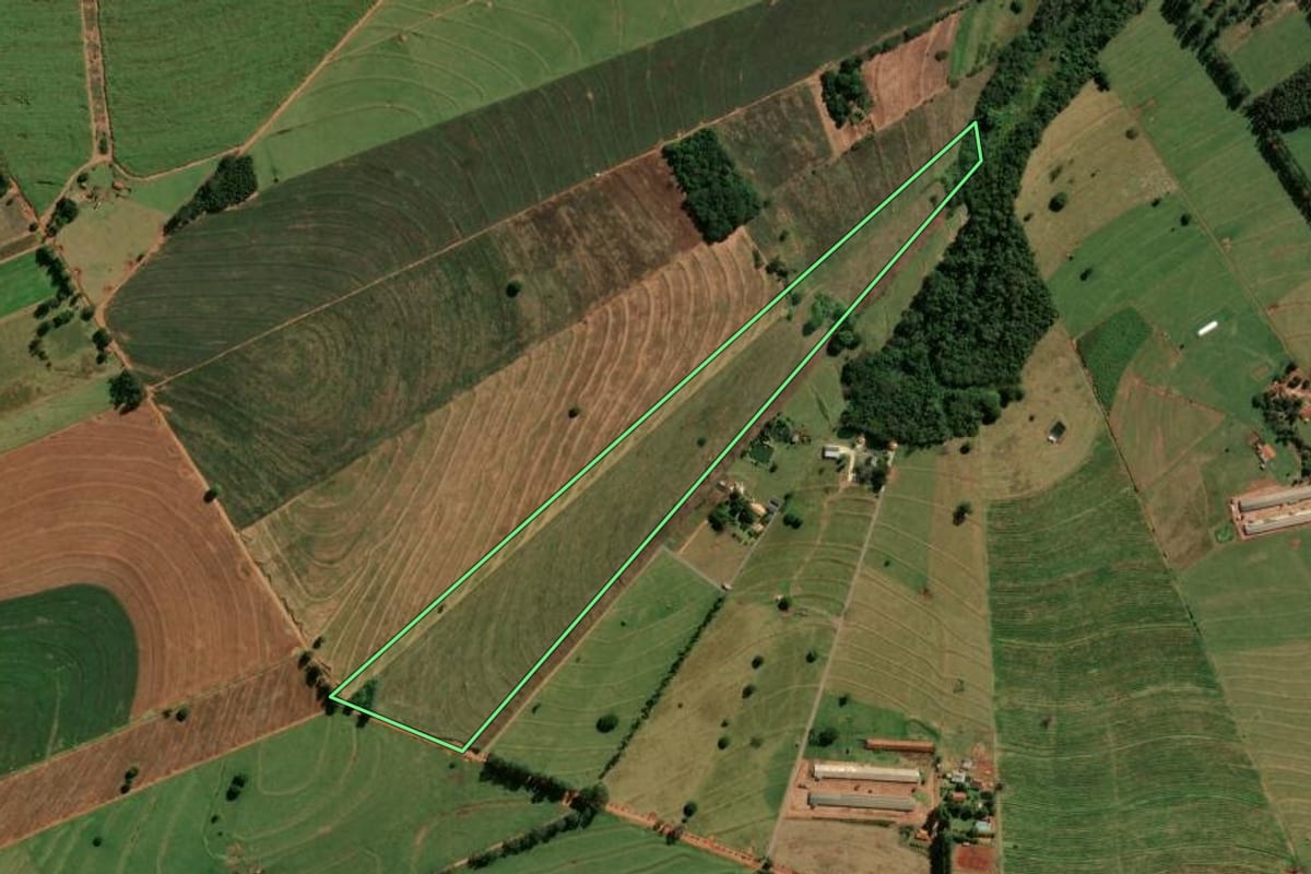 Imagem de satélite do imóvel rural em Cianorte (PR), com o contorno declarado no CAR desenhado por cima.