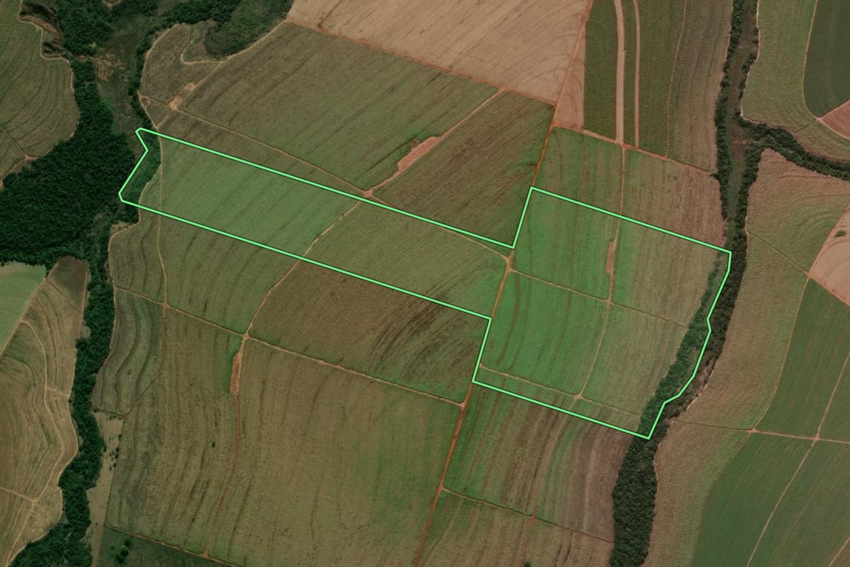 Imagem de satélite do imóvel rural em Cianorte (PR), com o contorno declarado no CAR desenhado por cima.