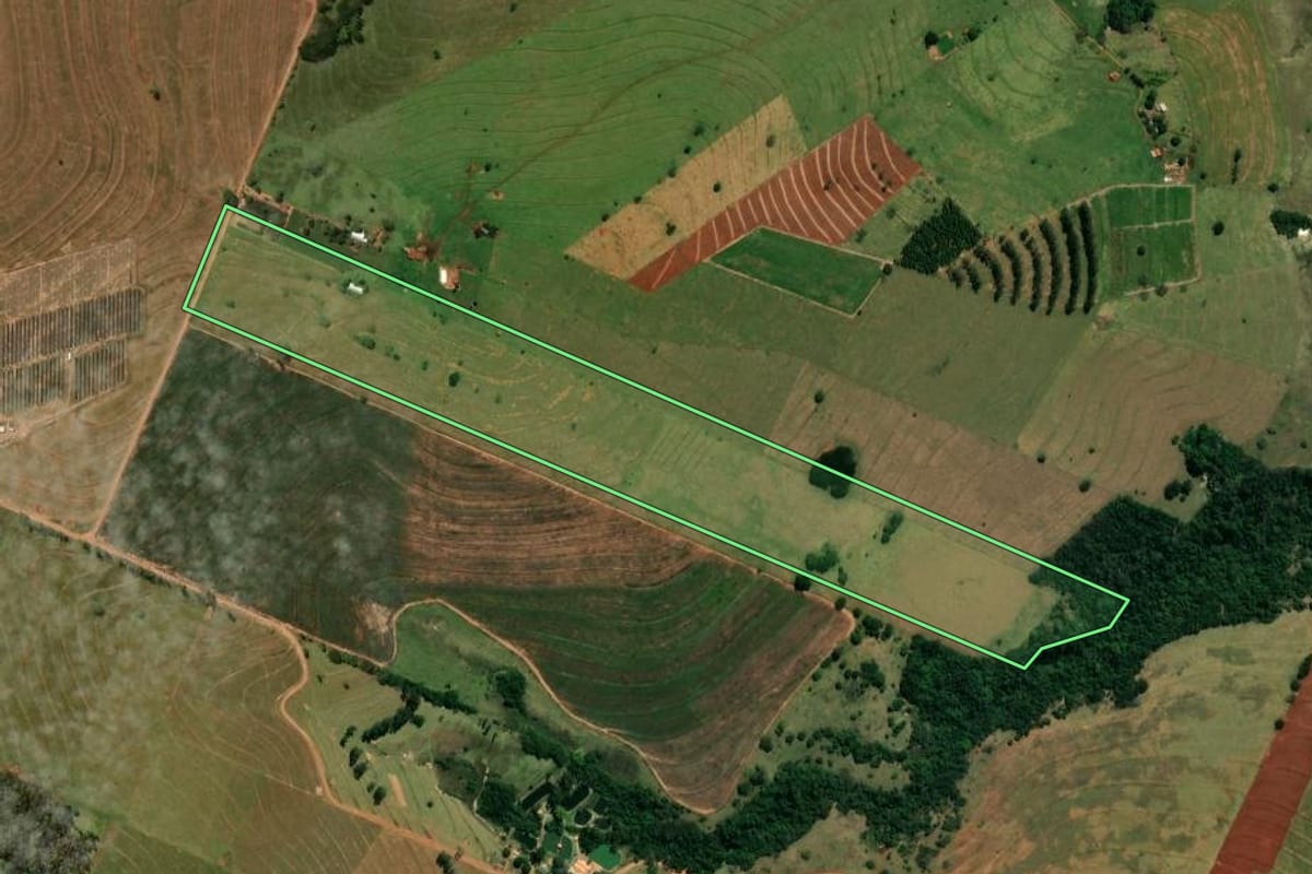 Imagem de satélite do imóvel rural em Cidade Gaúcha (PR), com o contorno declarado no CAR desenhado por cima.