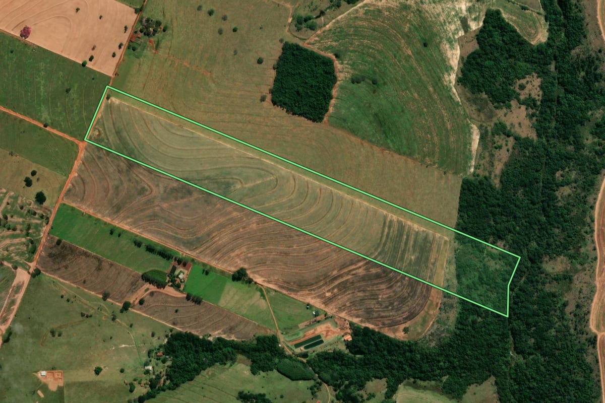 Imagem de satélite do imóvel rural em Cidade Gaúcha (PR), com o contorno declarado no CAR desenhado por cima.