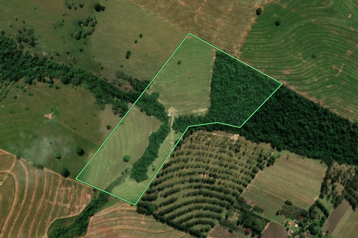 Imagem de satélite do imóvel rural em Cidade Gaúcha (PR), com o contorno declarado no CAR desenhado por cima.
