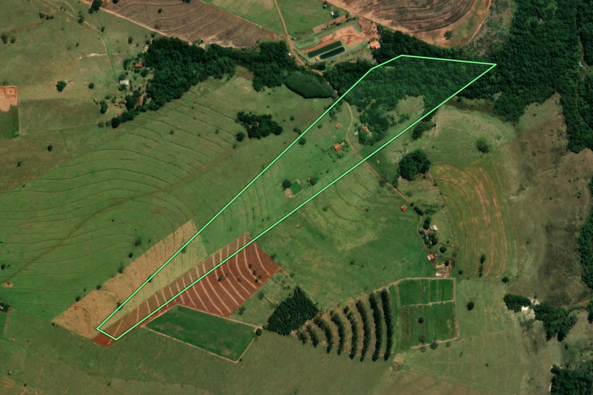 Imagem de satélite do imóvel rural em Cidade Gaúcha (PR), com o contorno declarado no CAR desenhado por cima.