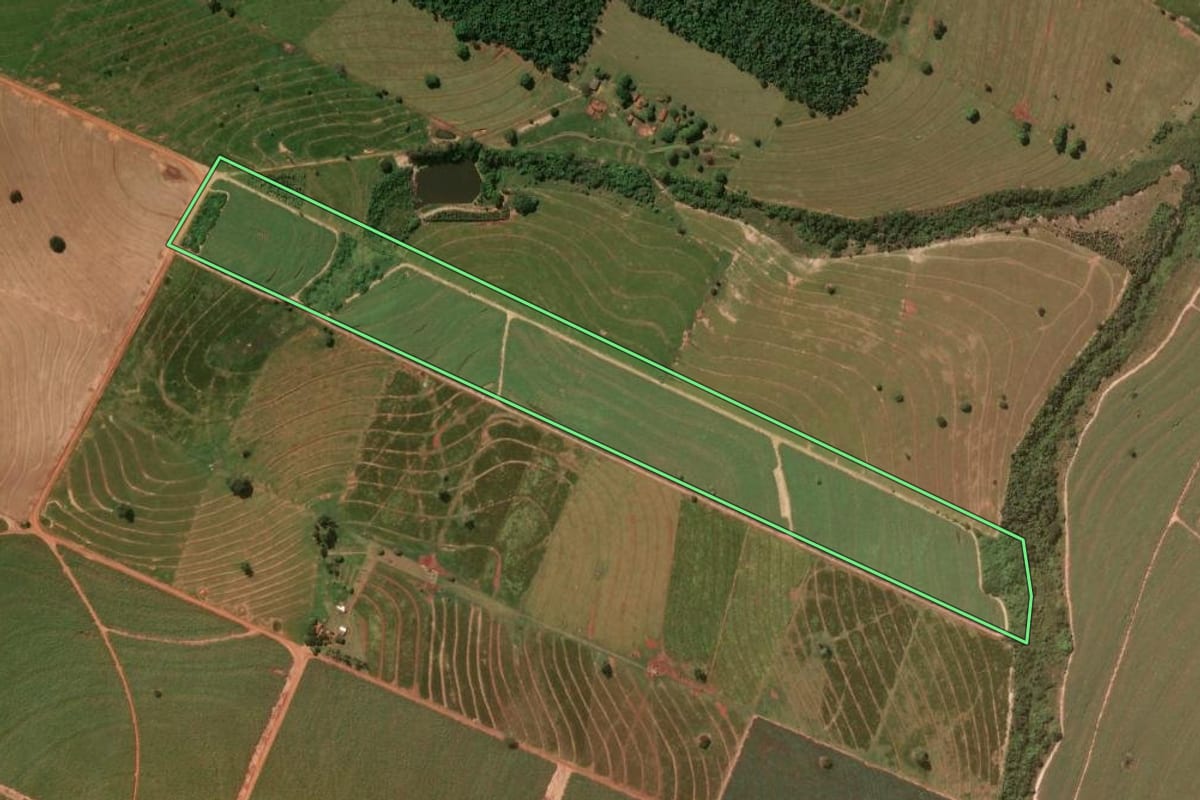 Imagem de satélite do imóvel rural em Cidade Gaúcha (PR), com o contorno declarado no CAR desenhado por cima.