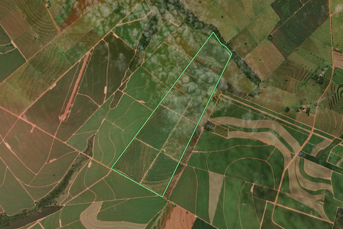 Imagem de satélite do imóvel rural em Cidade Gaúcha (PR), com o contorno declarado no CAR desenhado por cima.