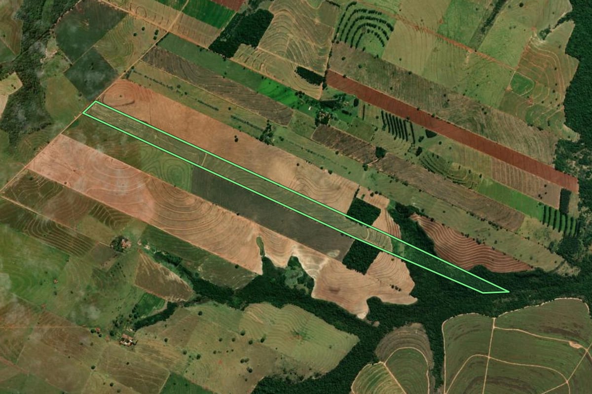 Imagem de satélite do imóvel rural em Cidade Gaúcha (PR), com o contorno declarado no CAR desenhado por cima.