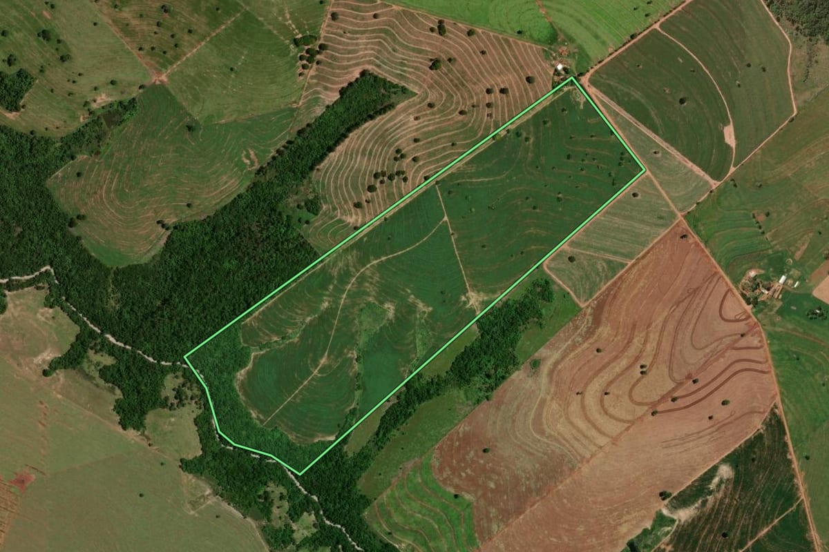 Imagem de satélite do imóvel rural em Cidade Gaúcha (PR), com o contorno declarado no CAR desenhado por cima.