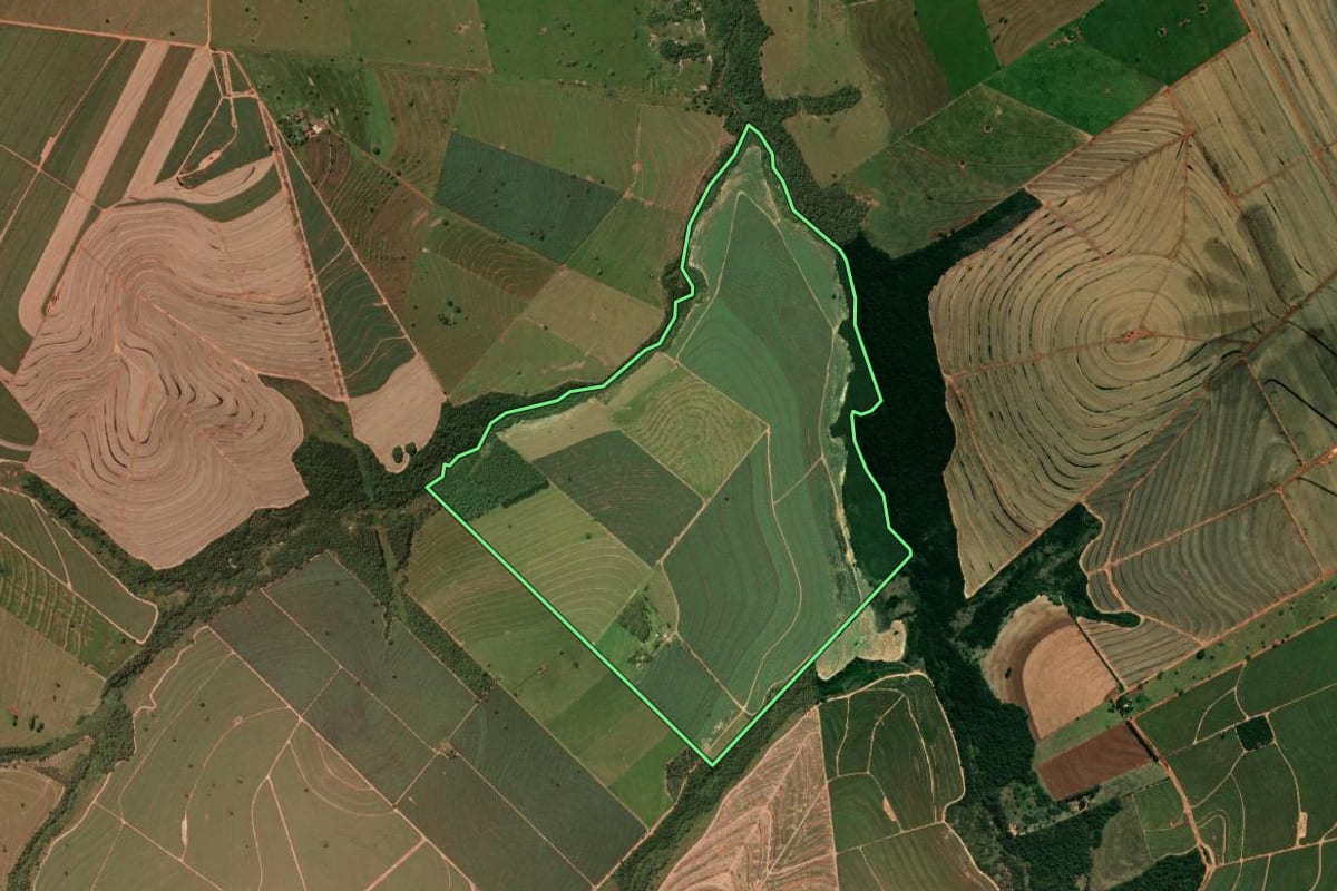 Imagem de satélite do imóvel rural em Cidade Gaúcha (PR), com o contorno declarado no CAR desenhado por cima.
