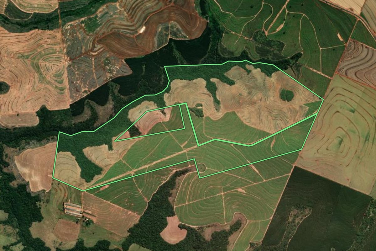 Imagem de satélite do imóvel rural em Cidade Gaúcha (PR), com o contorno declarado no CAR desenhado por cima.